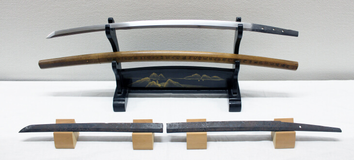 折れた大刀と長い脇差